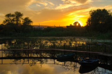 iskelede eski ahşap tekneler