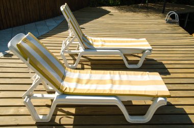 şezlong-şezlong havuzu yakınındaki otel