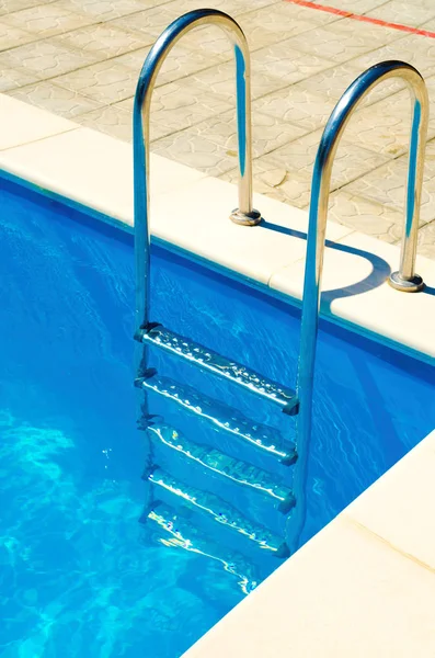 青い水でプール階段 — ストック写真