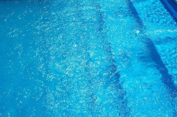 Mavi Arka Planda Yüzme Havuzu — Stok fotoğraf