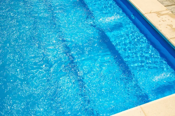 mavi su havuzu merdivenleri