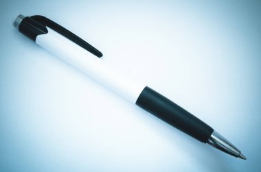 bir tablo üzerinde kalem