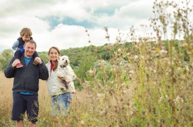 Mutlu aile hafta sonu dışarıda eğleniyor.