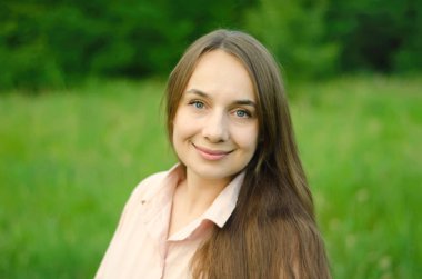 Yeşil alanda güzel bir kadın portresi