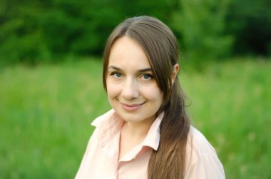 Yeşil alanda güzel bir kadın portresi