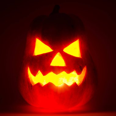 Siyah arka planda Cadılar Bayramı balkabağı