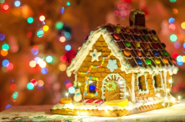 Bulanık çelenk ışıklı zencefilli ev.