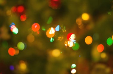 Bulanık çelenk ışıklarının soyut Noel arkaplanı