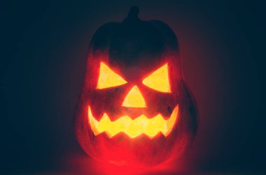 Siyah arka planda Cadılar Bayramı balkabağı