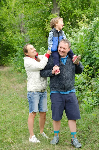 Šťastná Rodina Užívá Víkend Venku — Stock fotografie