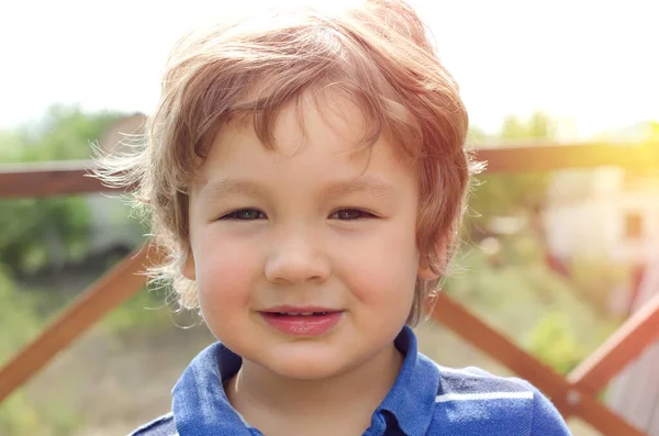 Portret Van Kleine Jongen Buiten — Stockfoto