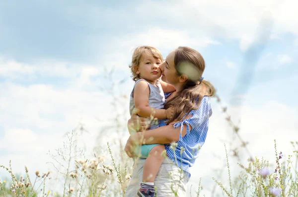 Mère Enfant Sur Prairie Été — Photo