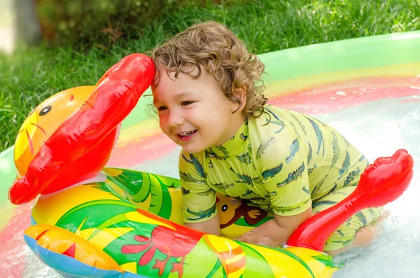 Niño Pequeño Piscina Aire Libre —  Fotos de Stock