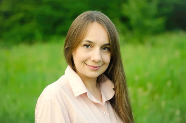 Schönes Frauenporträt Auf Der Grünen Wiese — Stockfoto