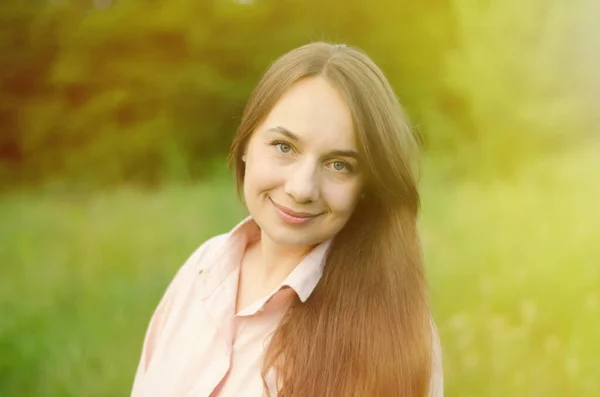 Schönes Frauenporträt Auf Der Grünen Wiese — Stockfoto