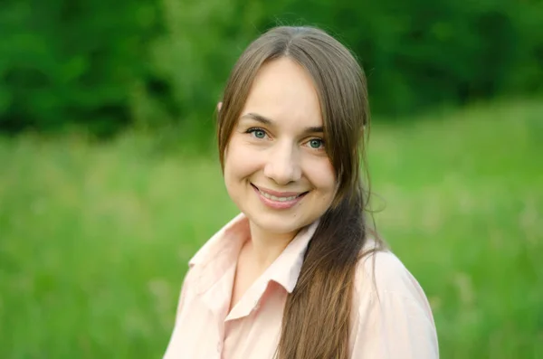 Schönes Frauenporträt Auf Der Grünen Wiese — Stockfoto