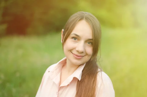 Hermoso Retrato Mujer Campo Verde —  Fotos de Stock