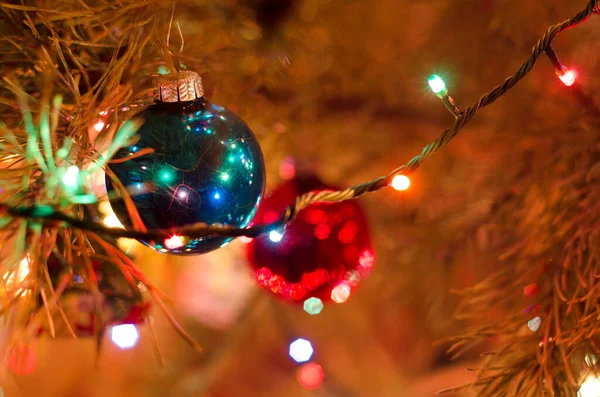 Christmas Tree Ball Garland Lights Closeup — Stock Photo, Image