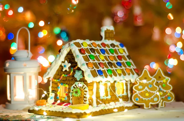 Lebkuchenhaus Mit Lichtergirlanden Und Laterne — Stockfoto