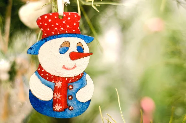 Weihnachten Spielzeug Schneemann Auf Einem Baum — Stockfoto