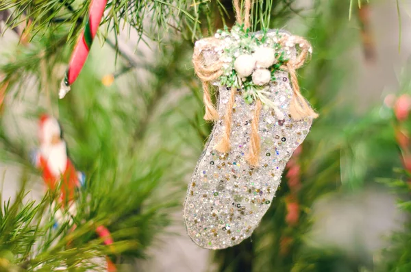 크리스마스 선물로 나무에 장난감 — 스톡 사진