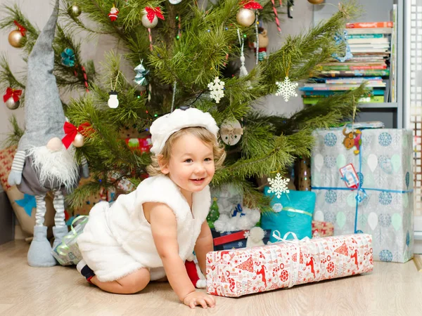 快乐的小男孩坐在圣诞树下 — 图库照片