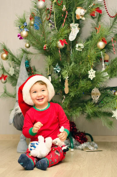 Piccolo Ragazzo Disimballaggio Regalo Sotto Albero Natale — Foto Stock