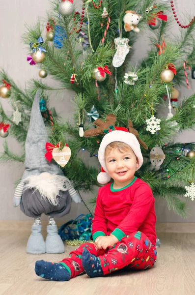 Šťastný Malý Chlapec Sedí Pod Vánoční Stromeček — Stock fotografie