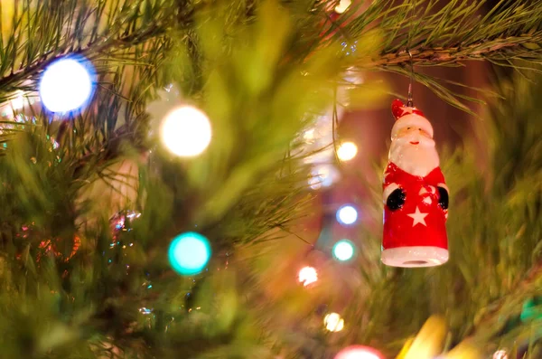 Speelgoed Santa Claus Een Kerstboom Closeup — Stockfoto