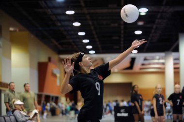 Liseli kızlar voleybol oyun aksiyon Arizona'da oynanan.