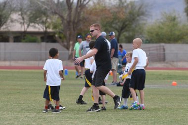 Kraliçe Arizona'da bayrak futbol oyun aksiyon oyunu ile oynadı.