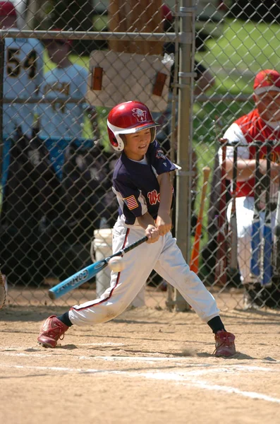 Little League Baseball Akcji — Zdjęcie stockowe