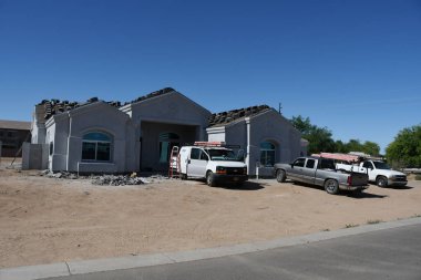 Yeni inşaat çerçeveleme işçiler tarafından istihdam edilmektedir inşaat şirketinden bir ekibi tarafından monte ediliyor. Bu evler Amerika Birleşik Devletleri'nin güneybatı parçası olan Arizona inşa ediliyor.