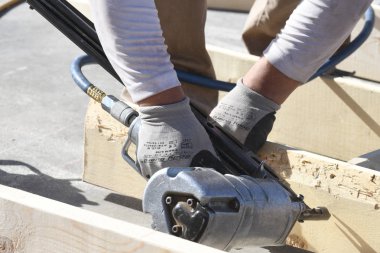 Yeni inşaat çerçeveleme işçiler tarafından istihdam edilmektedir inşaat şirketinden bir ekibi tarafından monte ediliyor. Bu evler Amerika Birleşik Devletleri'nin güneybatı parçası olan Arizona inşa ediliyor.