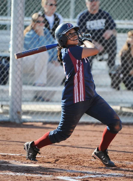 Meninas High School Softball Ação Jogo Sendo Jogado Nível Ensino — Fotografia de Stock