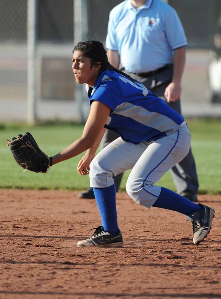 女子高等学校ソフトボールのゲーム アクションは アリゾナ州の高校レベルで再生されています アメリカ合衆国の南西部に位置する Gilbert アリゾナの地元の学校でこのゲームは — ストック写真