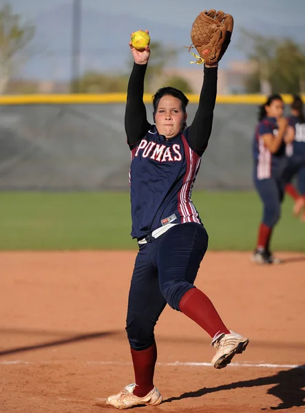 Meninas High School Softball Ação Jogo Sendo Jogado Nível Ensino — Fotografia de Stock