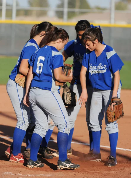 女子高等学校ソフトボールのゲーム アクションは アリゾナ州の高校レベルで再生されています アメリカ合衆国の南西部に位置する Gilbert アリゾナの地元の学校でこのゲームは — ストック写真