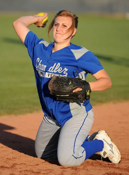 Mädchen High School Softball Spiel Action Die Auf High School — Stockfoto