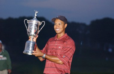 Tiger Woods bize açık 2002 yılında tüm zamanların en başarılı golfçüler arasında olan bir Amerikan profesyonel golfçü kazanıyor. O bir dünyanın en çok kazanan sporcular için birkaç yıl oldu.