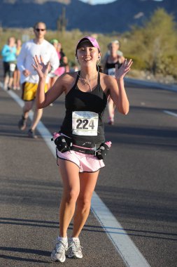 Yarı maraton, yol yarışı 13.1 mil Scottsdale Arizona 3 Mart 2012 sabahın erken saatlerinde tutuluyor. Bu yarış her yaştan kadın ve erkek tüm koşucular için açık.