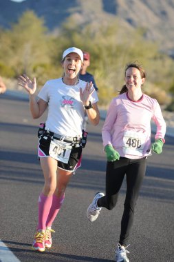 Yarı maraton, yol yarışı 13.1 mil Scottsdale Arizona 3 Mart 2012 sabahın erken saatlerinde tutuluyor. Bu yarış her yaştan kadın ve erkek tüm koşucular için açık.