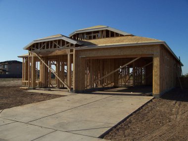 Yeni inşaat çerçeveleme işçiler tarafından istihdam edilmektedir inşaat şirketinden bir ekibi tarafından monte ediliyor. Bu evler Amerika Birleşik Devletleri'nin güneybatı parçası olan Arizona inşa ediliyor.