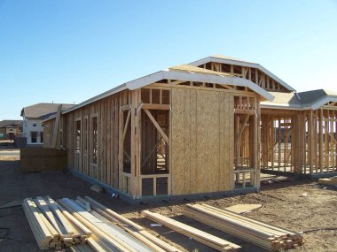 Yeni inşaat çerçeveleme işçiler tarafından istihdam edilmektedir inşaat şirketinden bir ekibi tarafından monte ediliyor. Bu evler Amerika Birleşik Devletleri'nin güneybatı parçası olan Arizona inşa ediliyor.