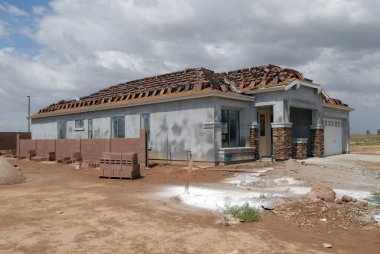 Yeni inşaat çerçeveleme işçiler tarafından istihdam edilmektedir inşaat şirketinden bir ekibi tarafından monte ediliyor. Bu evler Amerika Birleşik Devletleri'nin güneybatı parçası olan Arizona inşa ediliyor.