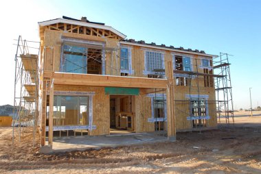 Yeni inşaat çerçeveleme işçiler tarafından istihdam edilmektedir inşaat şirketinden bir ekibi tarafından monte ediliyor. Bu evler Amerika Birleşik Devletleri'nin güneybatı parçası olan Arizona inşa ediliyor.