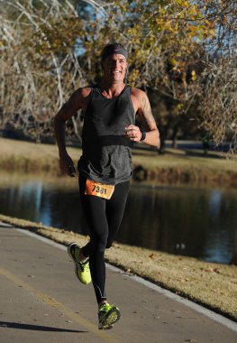 Yol yarışı 10 k yarış 6.2 mil Scottsdale Arizona üzerinde 15 Eylül 2013 sabahın erken saatlerinde tutuluyor. Bu yarış her yaştan kadın ve erkek tüm koşucular için açık.