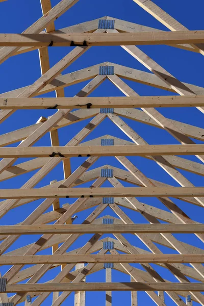 Nova Casa Construção Com Madeira Treliças Suprimentos Contra Céu Azul — Fotografia de Stock