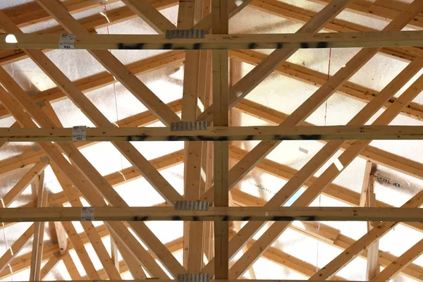 Nova Casa Construção Com Madeira Vigas Patos Teto Suprimentos Dentro — Fotografia de Stock