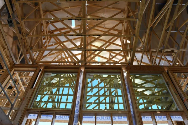Nieuwe Woning Aanbouw Met Hout Balkenplafond Lucht Eenden Plafond Levert — Stockfoto